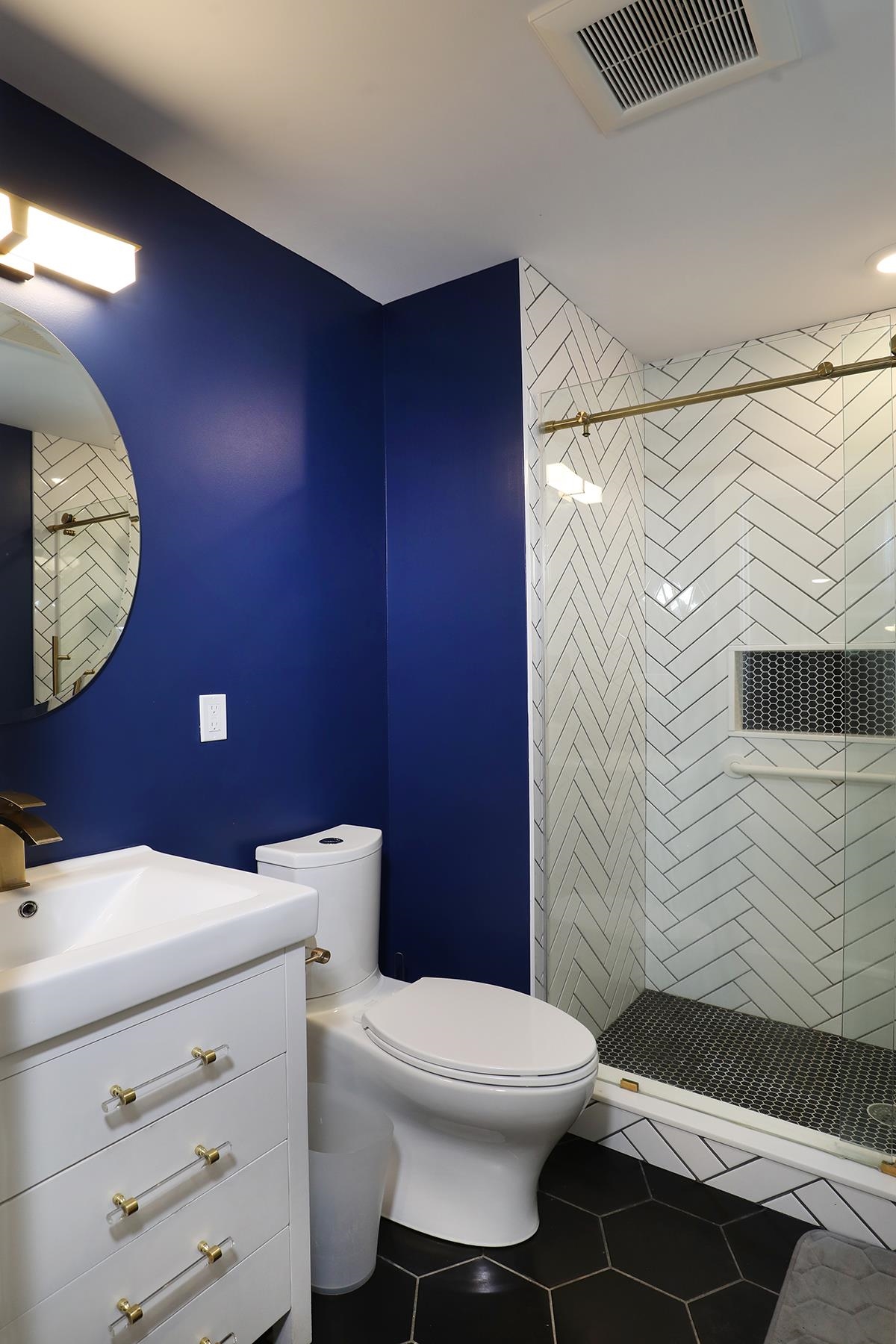 21 Beverly Road Cape May, NJ 08204 - Photo 25 of 38 a bathroom with a toilet a sink and mirror