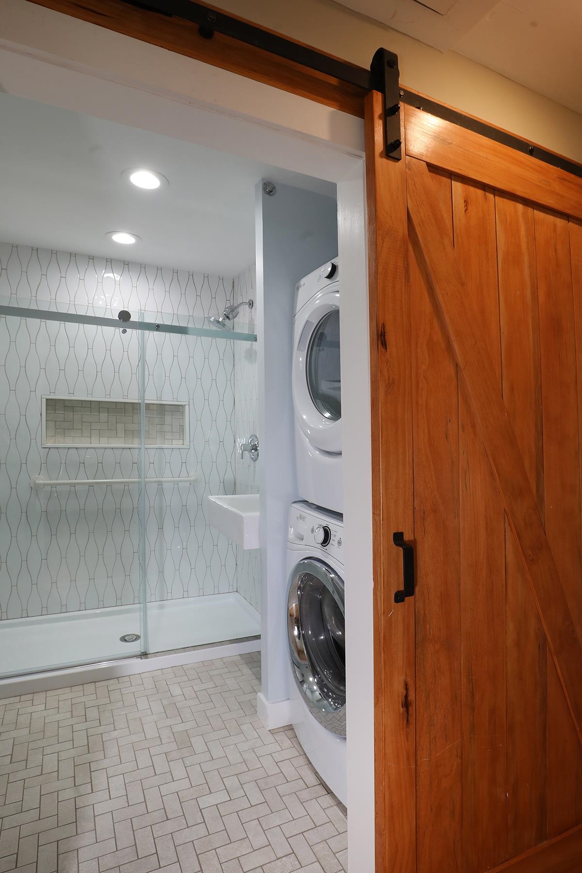 21 Beverly Road Cape May, NJ 08204 - Photo 27 of 38 a bathroom with a shower and a sink