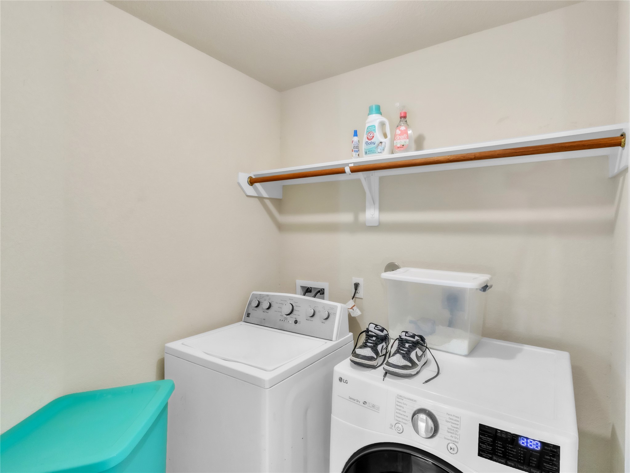 10515 Ince Lane Houston, TX 77040 - Photo 22 of 31 Laundry 2nd floor