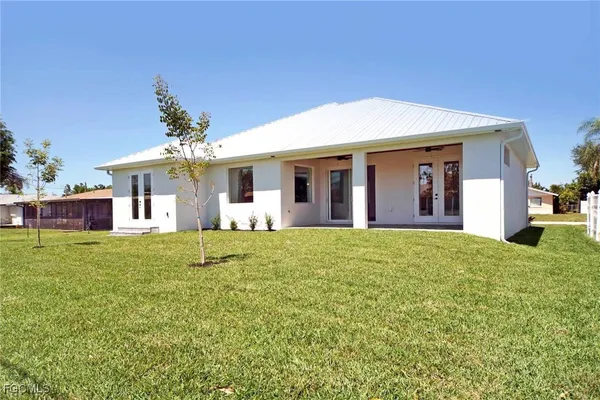 a view of a house with a backyard