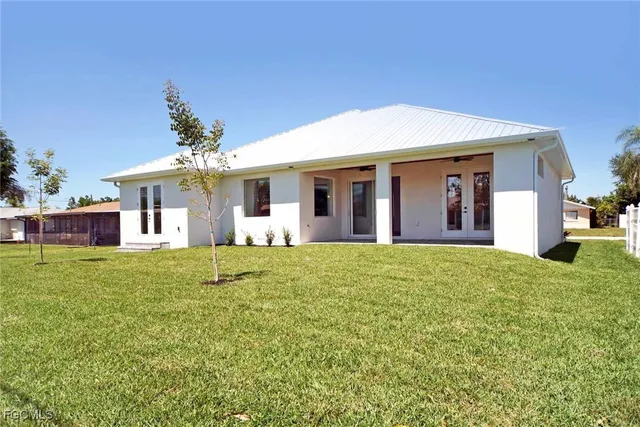 a view of a house with a backyard