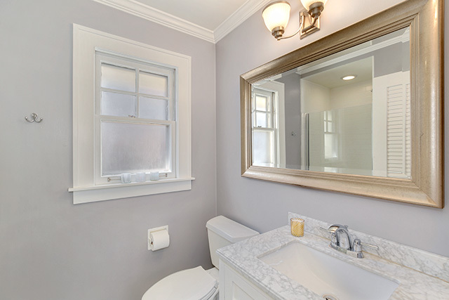 552 North York Road Hinsdale, IL 60521 - Photo 21 of 41 a bathroom with a toilet sink vanity and mirror