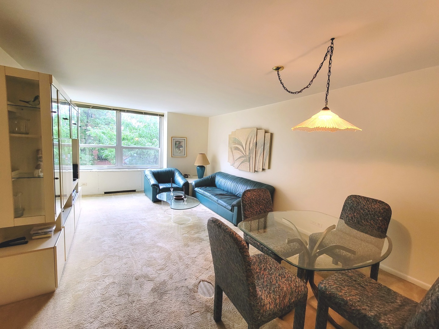 720 West Gordon Terrace, Unit 4M Chicago, IL 60613 - Photo 2 of 7 a living room with furniture and a window