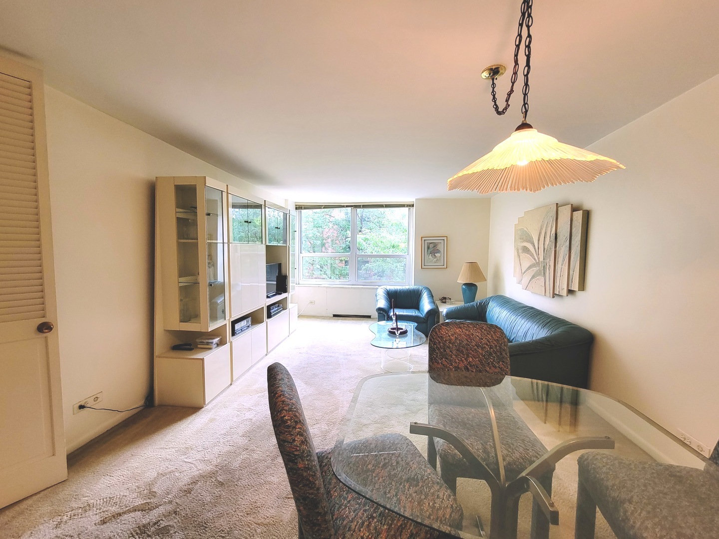 720 West Gordon Terrace, Unit 4M Chicago, IL 60613 - Photo 3 of 7 a dining room with furniture and a chandelier