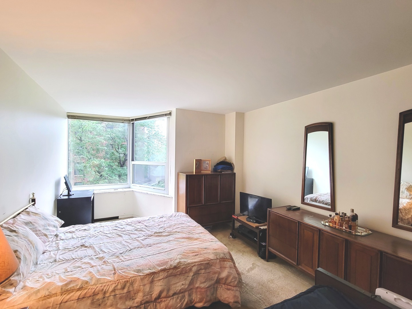 720 West Gordon Terrace, Unit 4M Chicago, IL 60613 - Photo 6 of 7 a bedroom with a bed and a large window