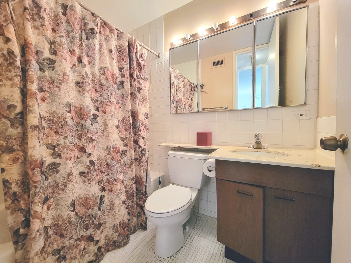 720 West Gordon Terrace, Unit 4M Chicago, IL 60613 - Photo 7 of 7 a bathroom with a toilet sink and mirror