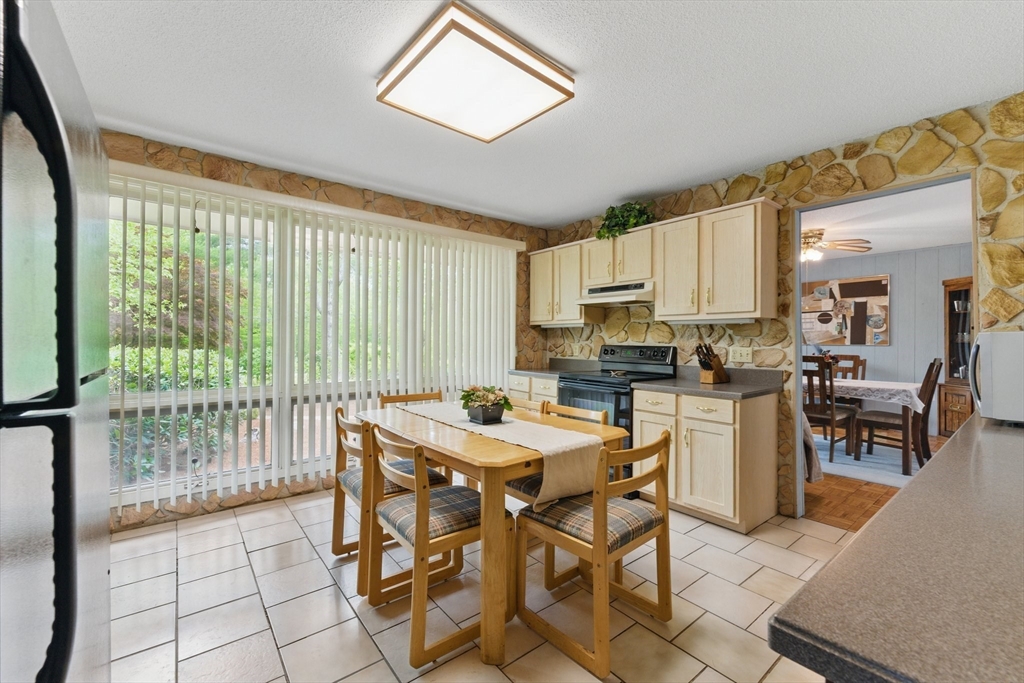 709 Walnut Plain Road Rochester, MA 02770 - Photo 11 of 41