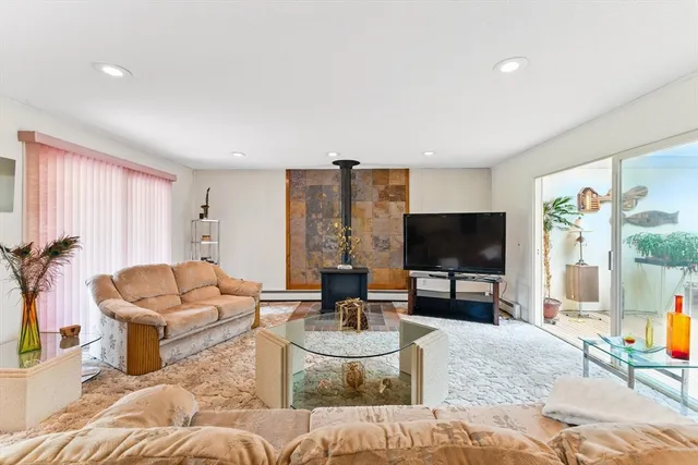 $650,000 | 709 Walnut Plain Road, Rochester, MA 02770