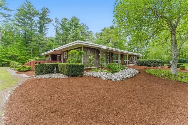 $650,000 | 709 Walnut Plain Road, Rochester, MA 02770