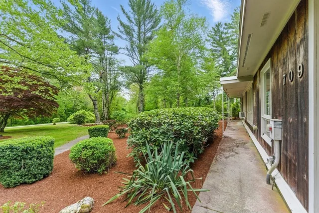 $650,000 | 709 Walnut Plain Road, Rochester, MA 02770