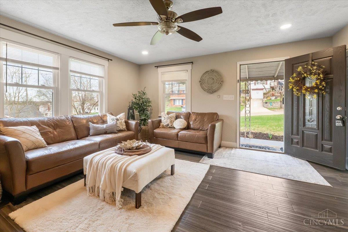 1904 Hunt Road Cincinnati, OH 45215 - Photo 3 of 31