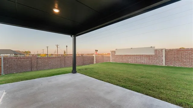 a view of a back yard