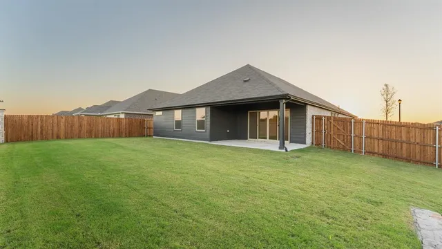 a view of a house with backyard and garden