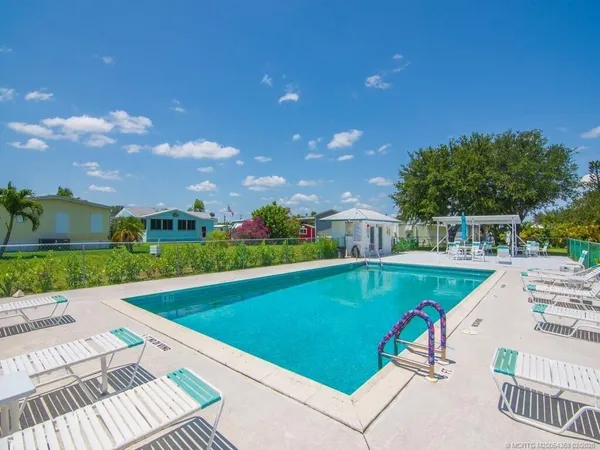 a view of a house with backyard