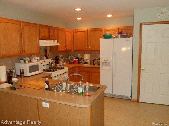 16790 Country Ridge Lane Macomb, MI 48044 - Photo 7 of 15 kitchen.JPG