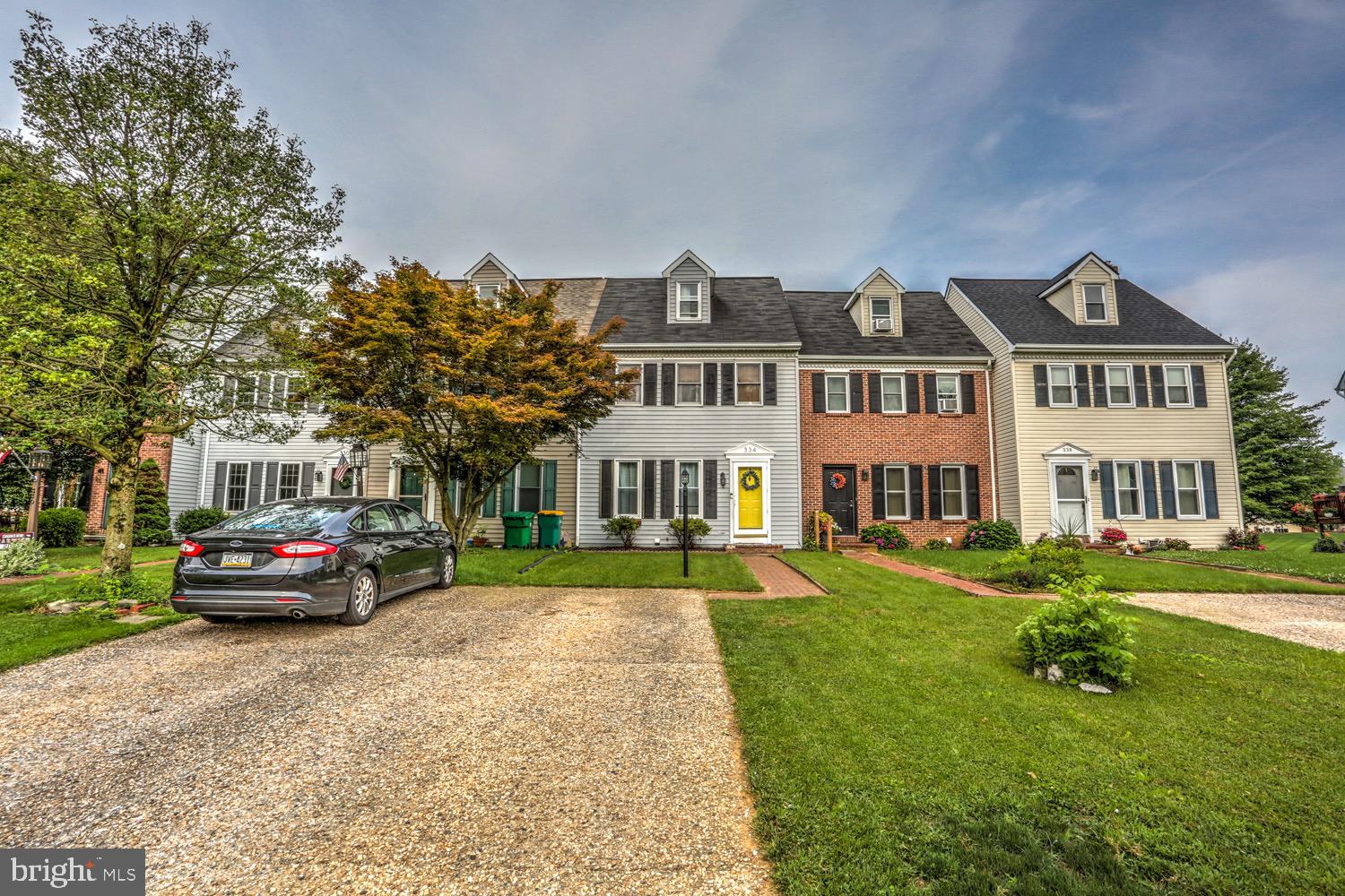 334 Cardinal Road Lititz, PA 17543 - Photo 2 of 42
