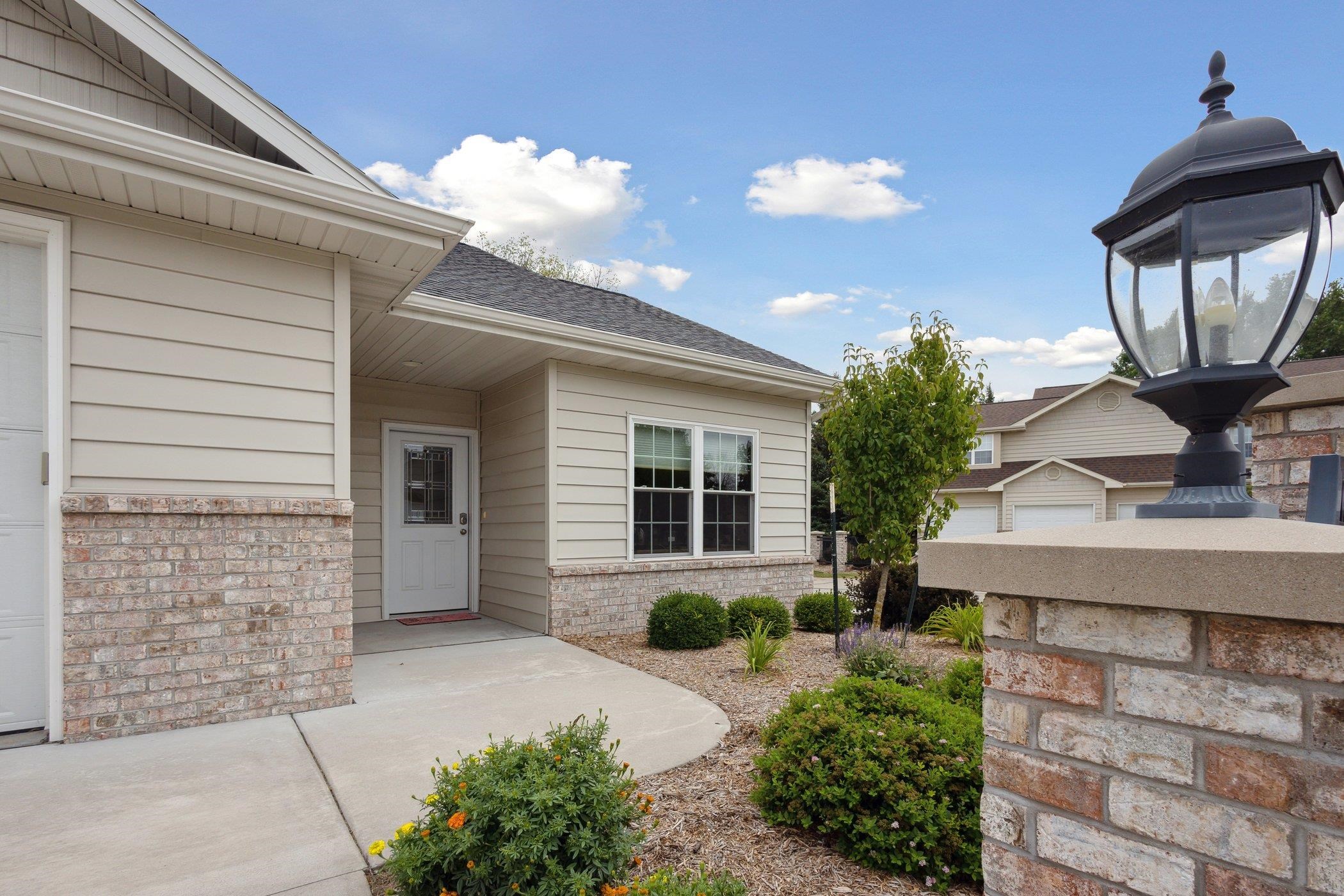 3758 North Wayside Lane Appleton, WI 54913 - Photo 2 of 40