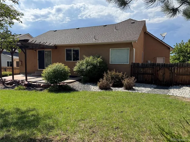 a view of a house with backyard and garden