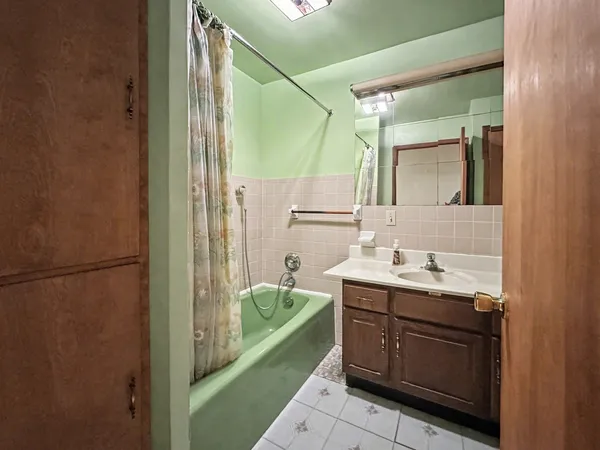 an empty room with ceiling fan and window