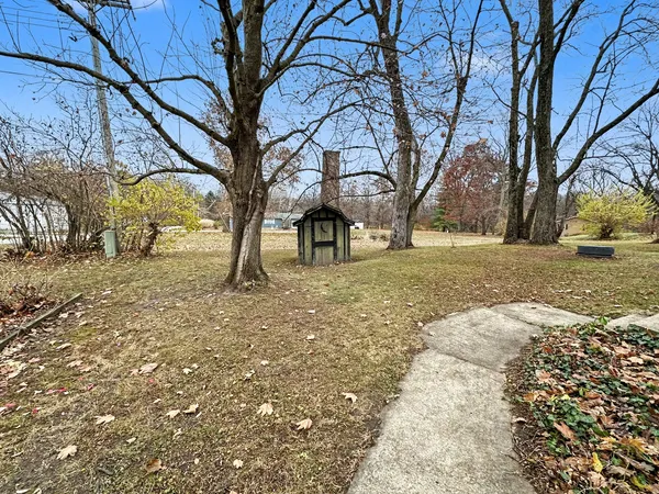 a view of yard with trees