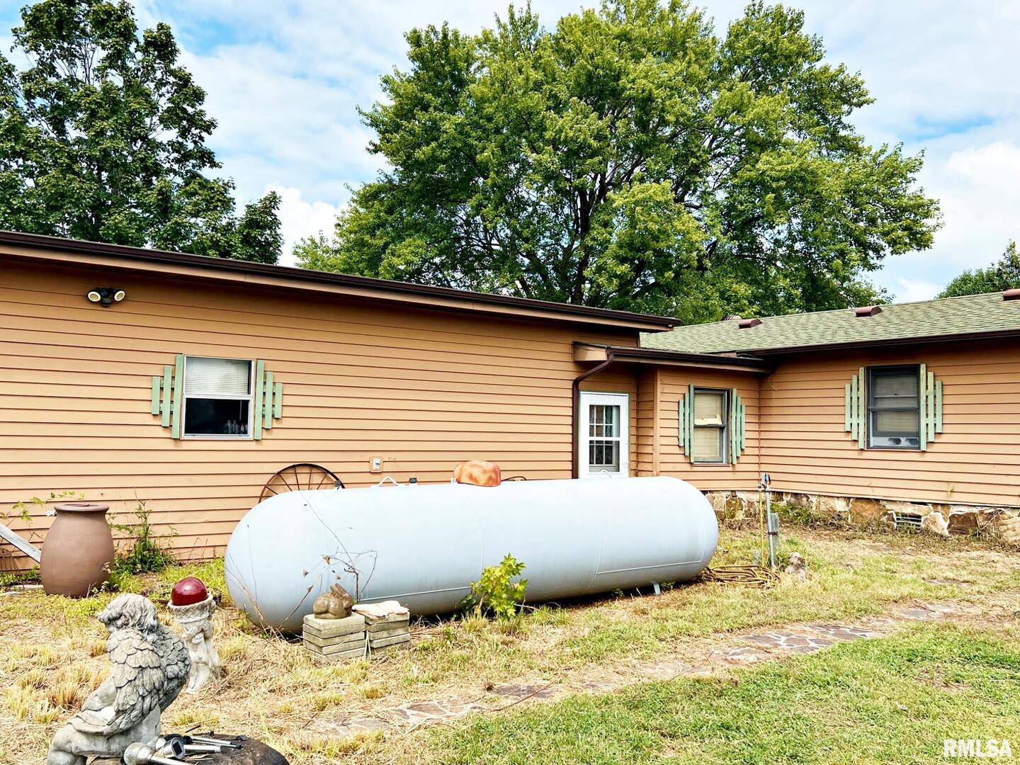 2516 Strawberry Road Metropolis, IL 62960 - Photo 22 of 25 a backyard of a house with table and chairs