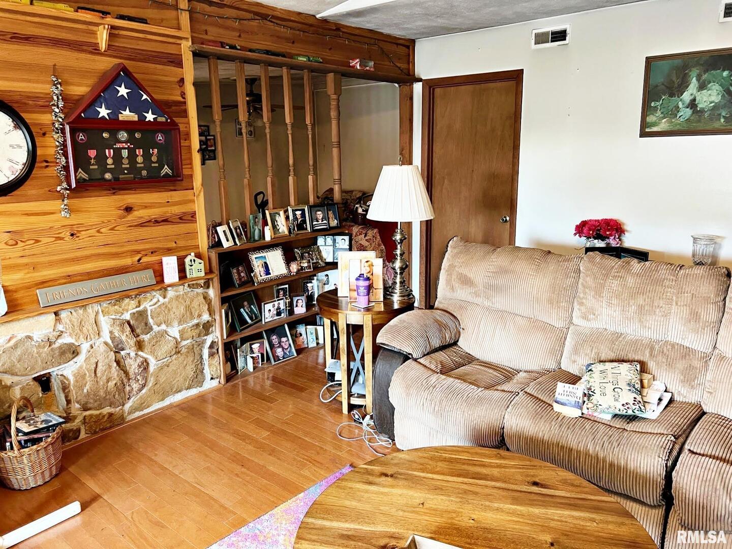 2516 Strawberry Road Metropolis, IL 62960 - Photo 6 of 25 a living room with furniture