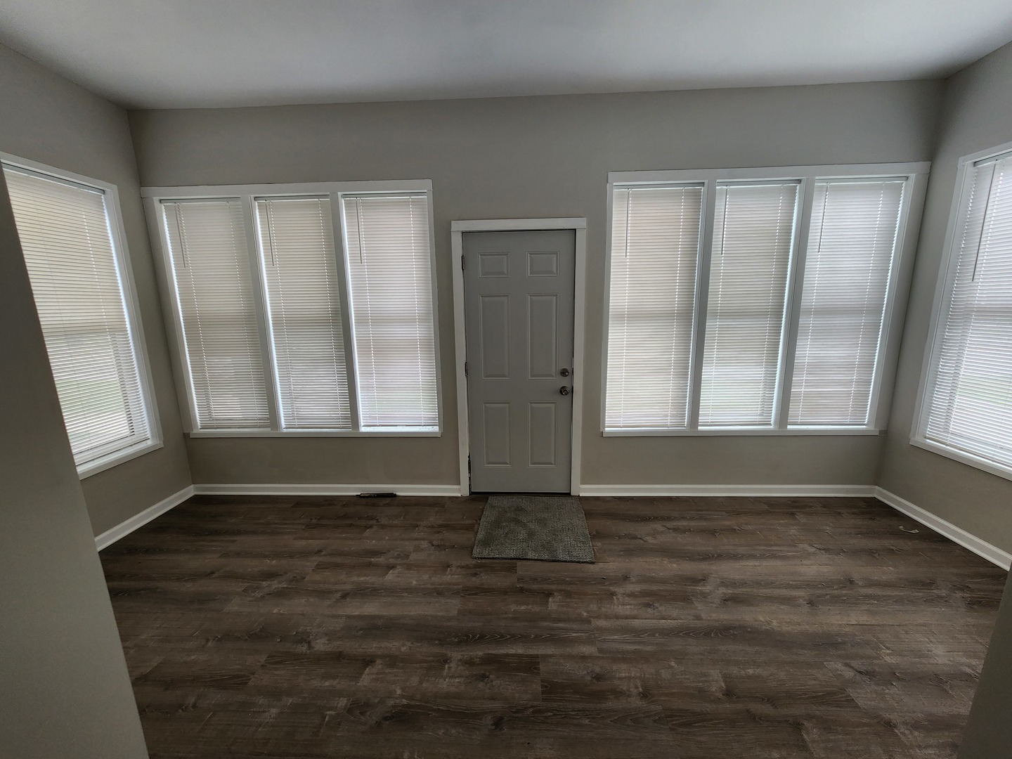 536 Raymond Street Elgin, IL 60120 - Photo 5 of 11 Gallery Image 5