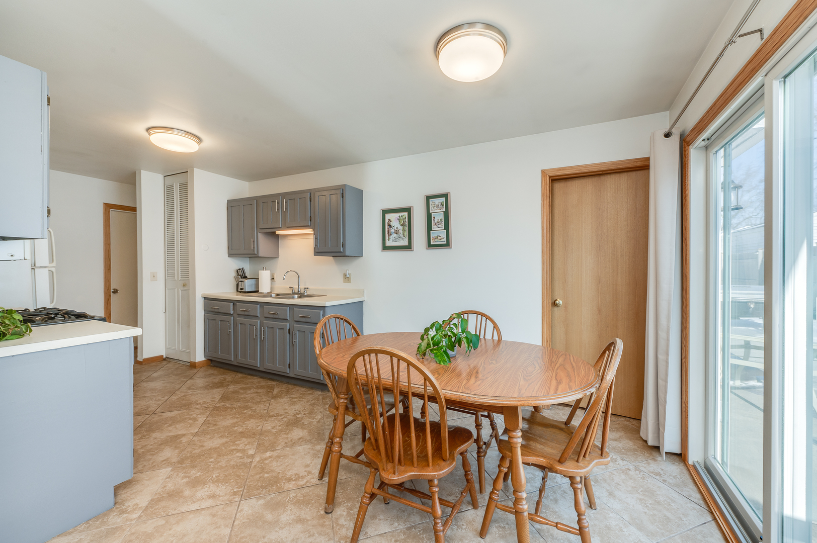 116 Heathgate Road Montgomery, IL 60538 - Photo 8 of 26 a view of a dining room with furniture and a kitchen