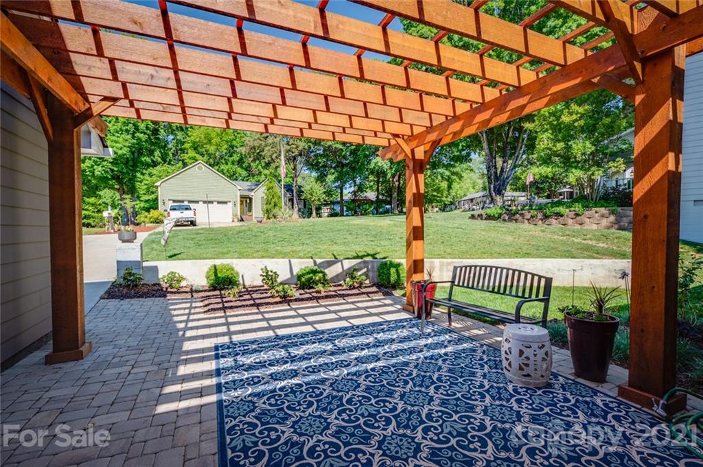 19007 Kailua Circle Tega Cay, SC 29708 - Photo 40 of 45 a view of a park with a bench and table in the patio