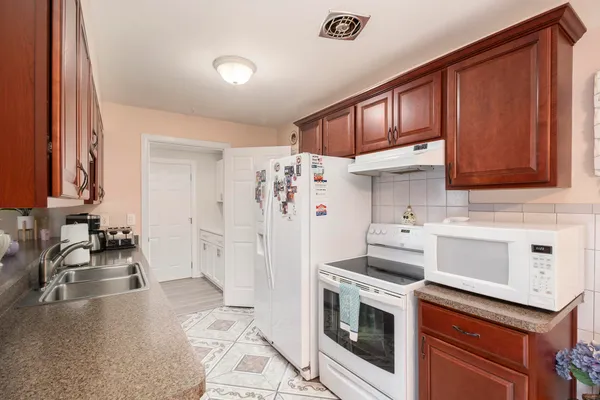 $329,900 | 30882 Leelane Street, Farmington Hills, MI 48336