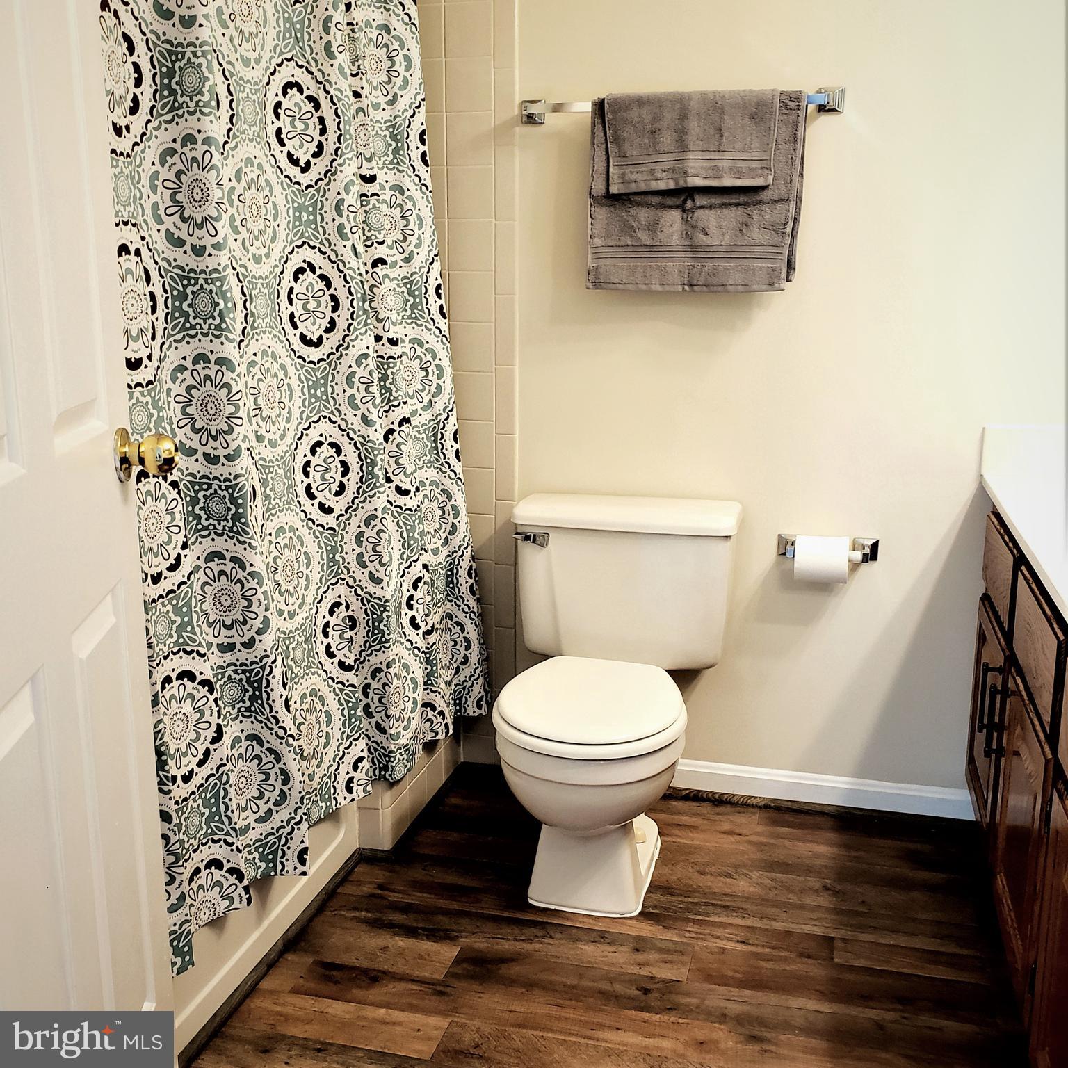 5263 Columbia Road, Unit 492 Columbia, MD 21044 - Photo 38 of 47 MB en-suit with pergo laminate flooring and tile.