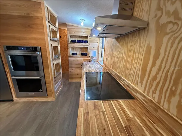 a view of entryway with workspace