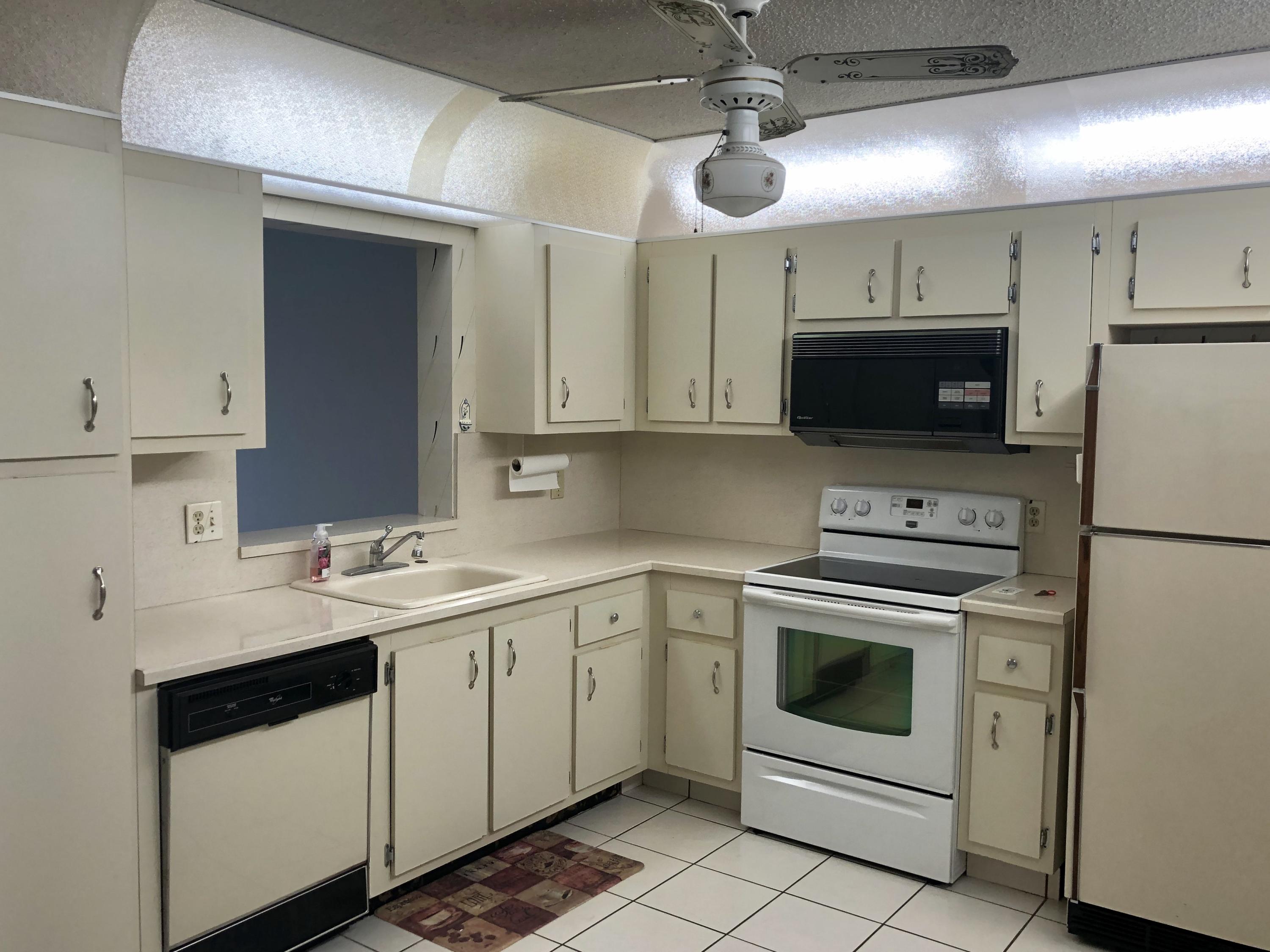 9071 Fairbanks Lane, Unit 8 Boca Raton, FL 33496 - Photo 5 of 16 Kitchen