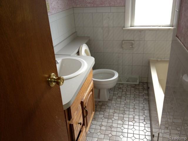 13890 Stephens Road Warren, MI 48089 - Photo 9 of 13 IMG_3686.jpg