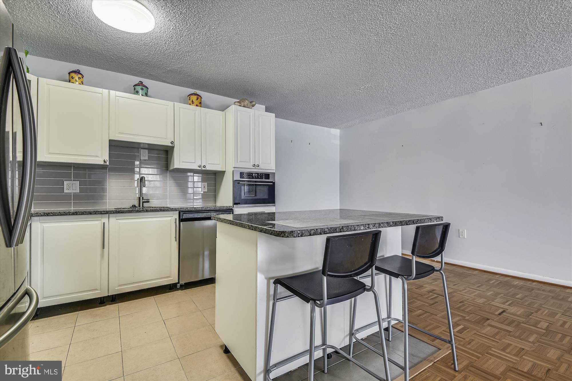 205 East Joppa Road, Unit 201 Towson, MD 21286 - Photo 6 of 37 Gorgeous renovated kitchen!