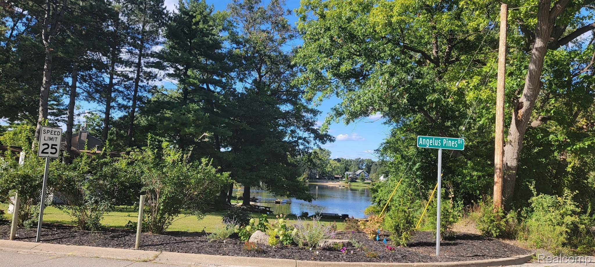 2740 Lake Angelus Road Waterford, MI 48329 - Photo 3 of 52 Gallery Image 3