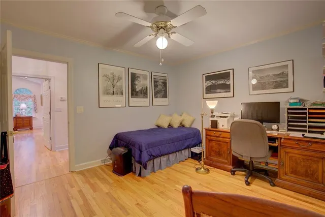 a view of a livingroom with a workspace