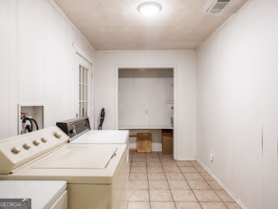 5209 Highway 32 Patterson, GA 31557 - Photo 21 of 45 a room with a sink and a mirror