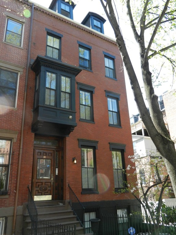 80 Rutland Street, Unit 3 Boston, MA 02118 - Photo 23 of 26 a view of a building with a tree