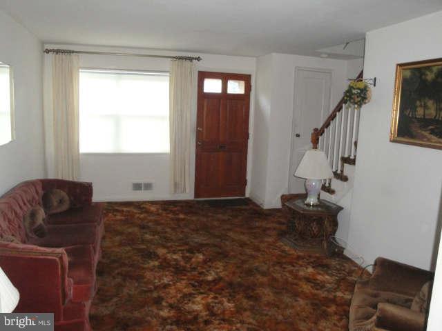 1133 Wedgewood Road Baltimore, MD 21229 - Photo 3 of 21 Living Room