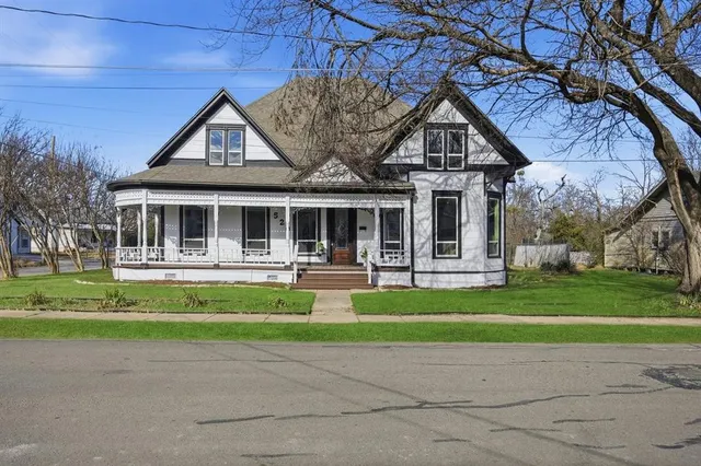 $349,000 | 520 West 9th Street, Bonham, TX 75418