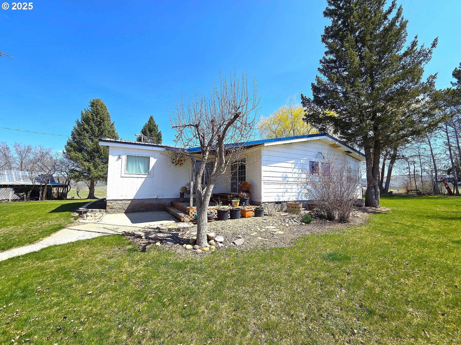 401 Main Street Unity, OR 97884 - Photo 2 of 46 a view of a house with backyard and sitting area
