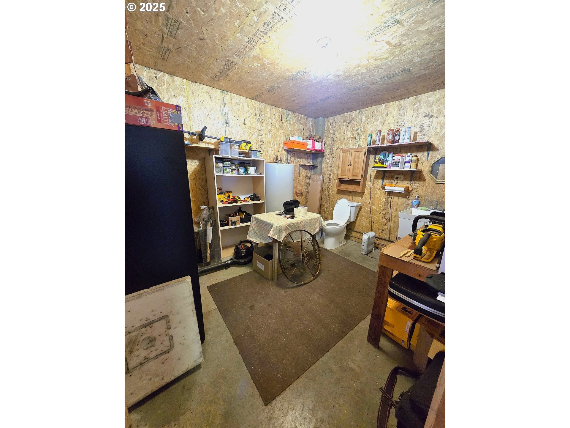 401 Main Street Unity, OR 97884 - Photo 25 of 46 a room with furniture and a flat screen tv