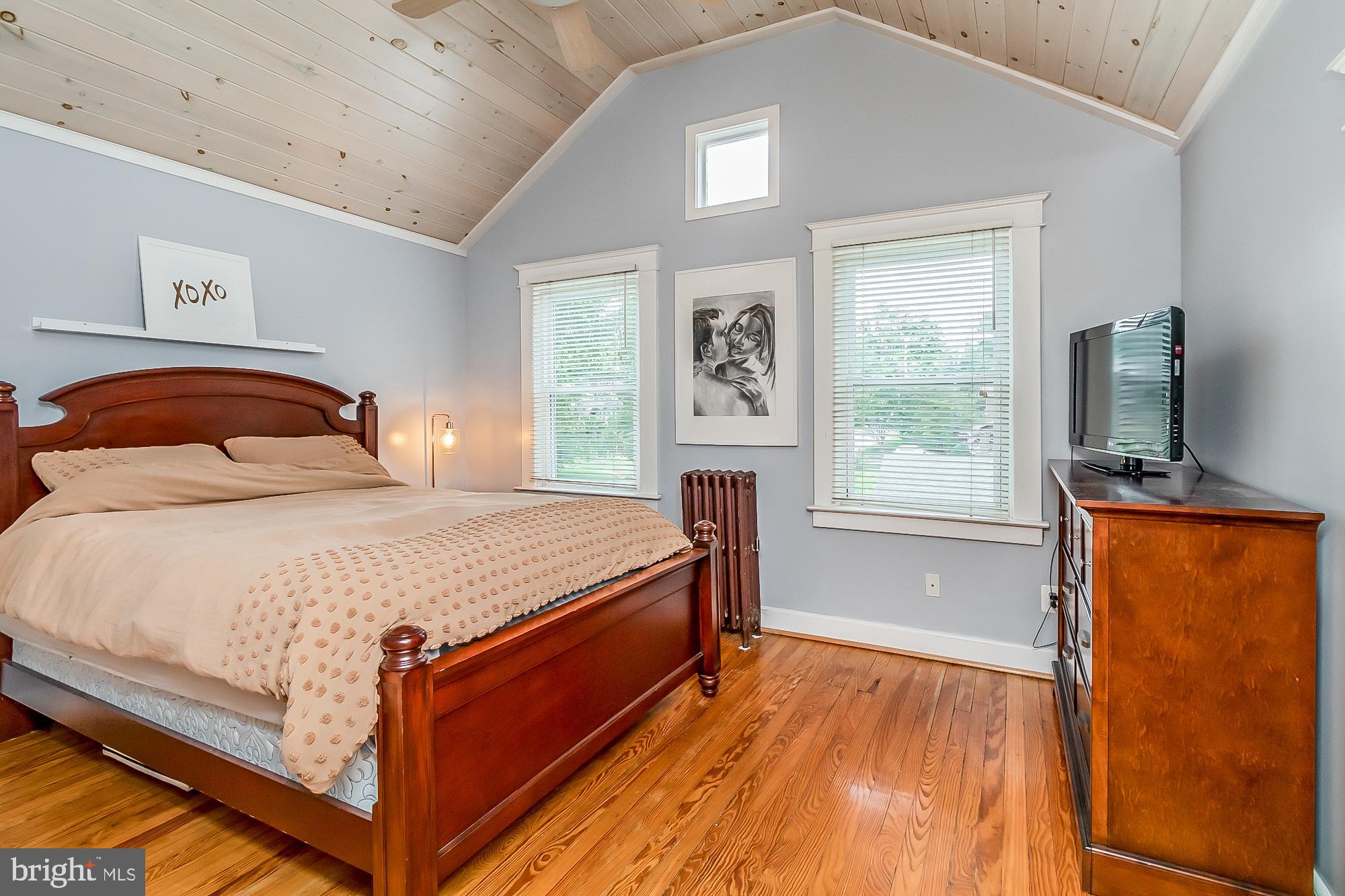 714 Hollen Road Baltimore, MD 21212 - Photo 15 of 36 Primary bedroom with vaulted ceiling