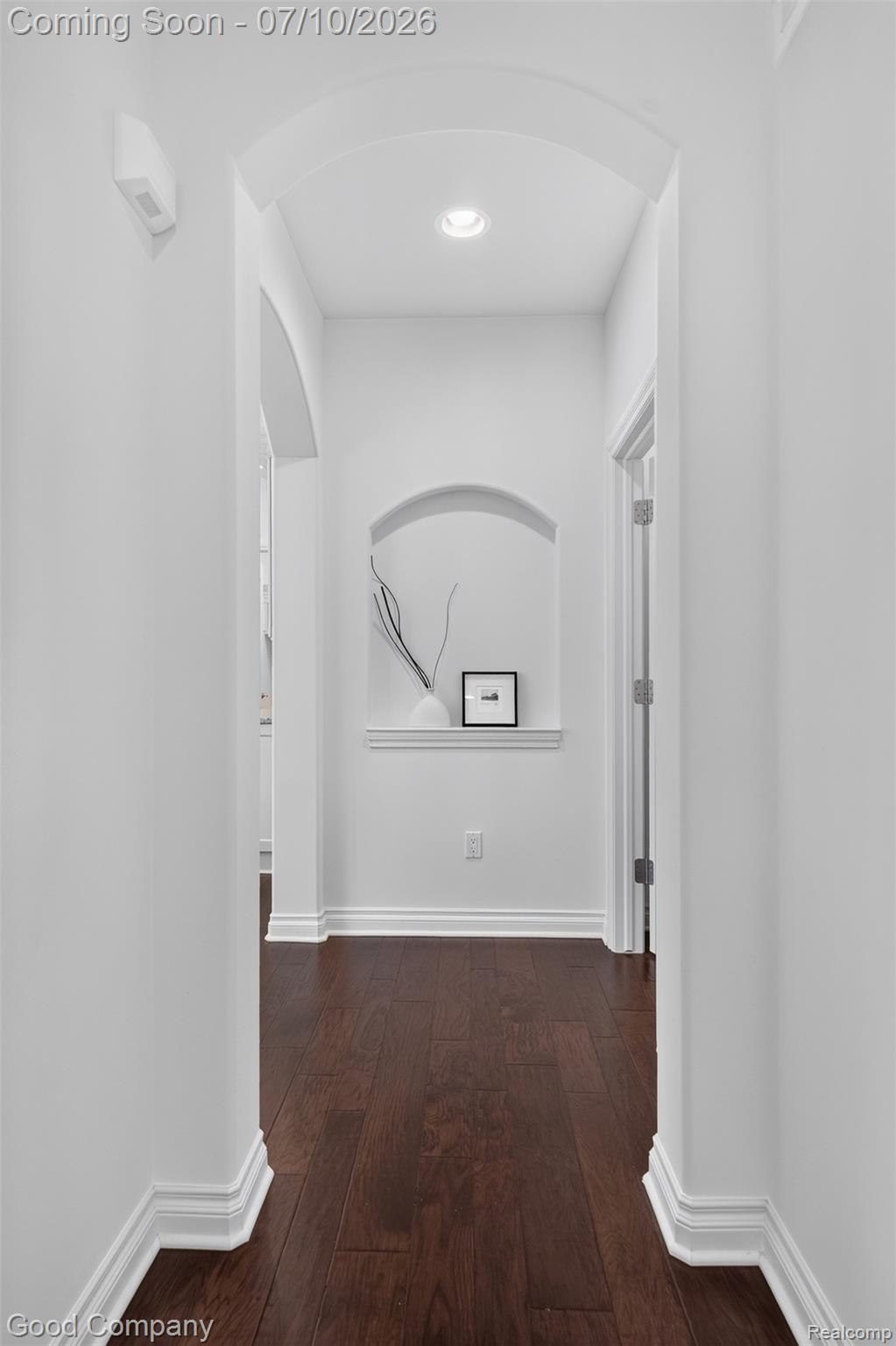 1946 Acorn Glen Rochester, MI 48306 - Photo 37 of 71 MAIN LEVEL HALLWAYS INCLUDE ARCHES AND ART ALCOVES