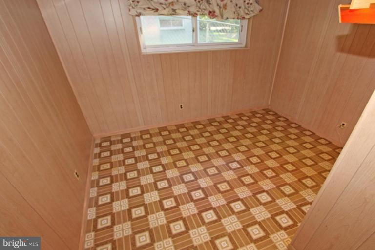 5648 Inverchapel Road Springfield, VA 22151 - Photo 25 of 30 a bathroom with a bathtub and shower