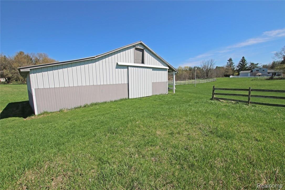 10341 Horton Road Goodrich, MI 48438 - Photo 21 of 31 41) Barn.jpg
