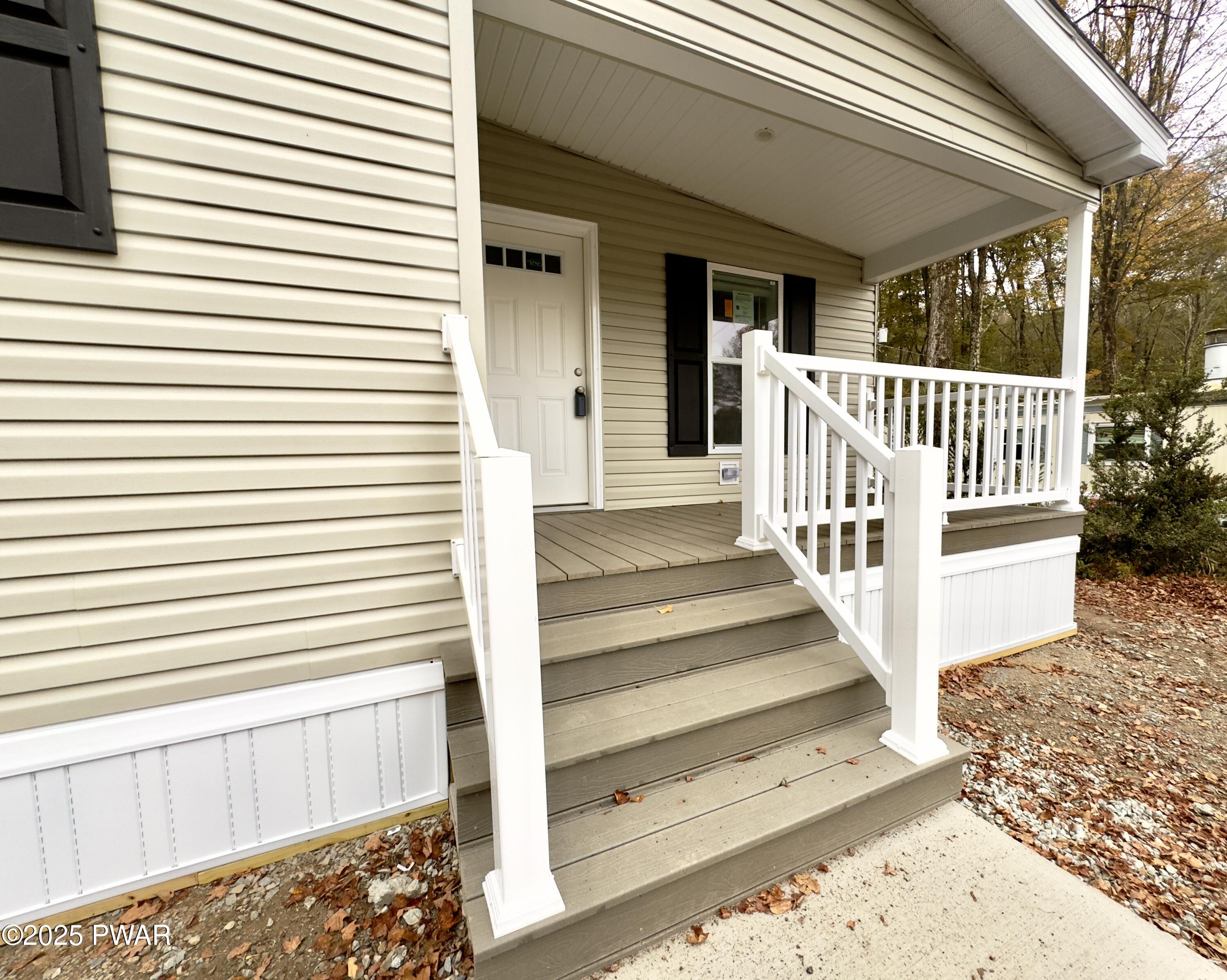125 Middle Road Greentown, PA 18426 - Photo 3 of 46 Front Porch