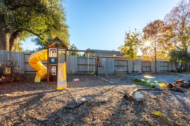 a view of a yard with a tree