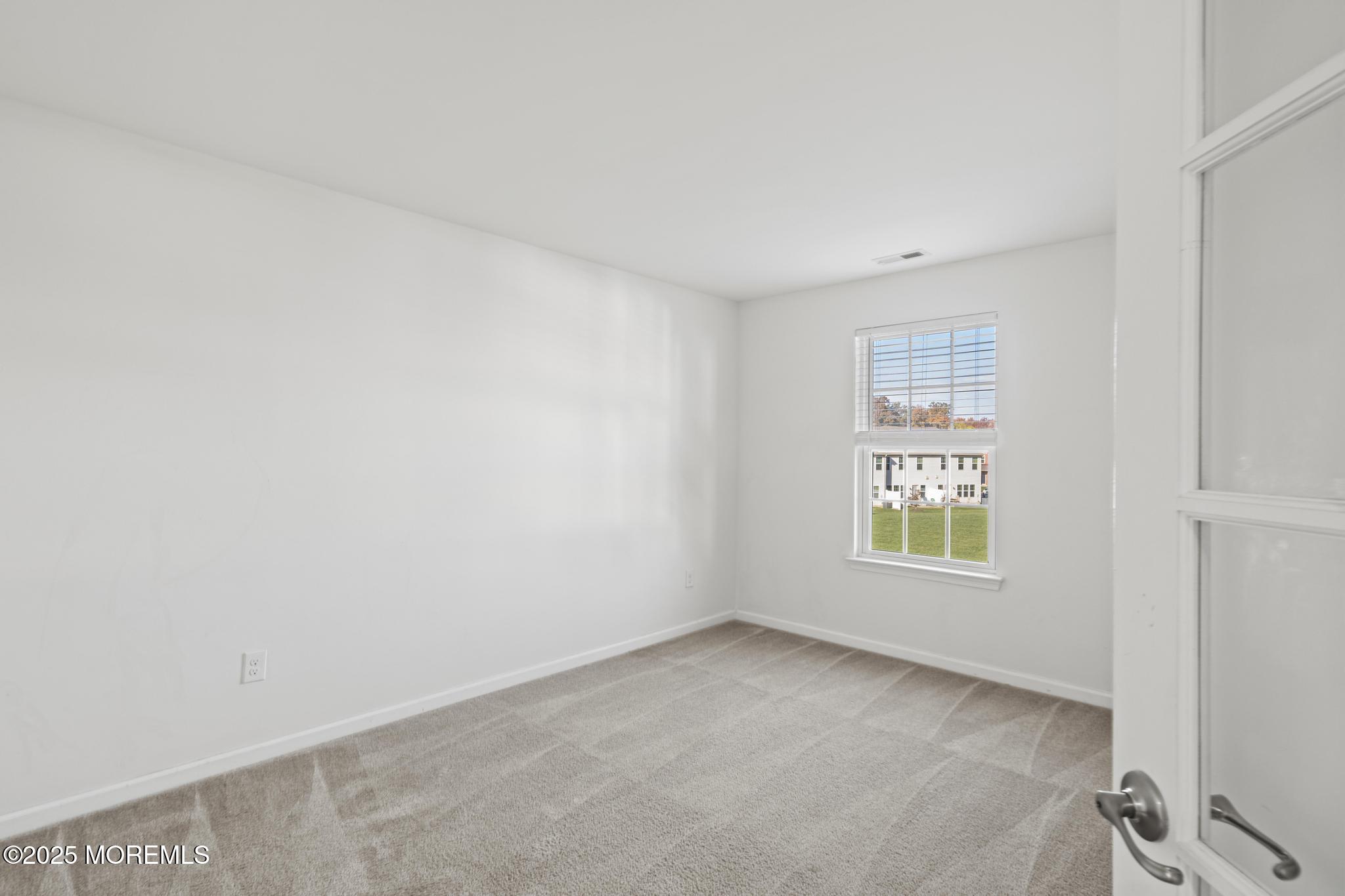 125 Sundance Drive Hamilton, NJ 08619 - Photo 20 of 31 an empty room with windows